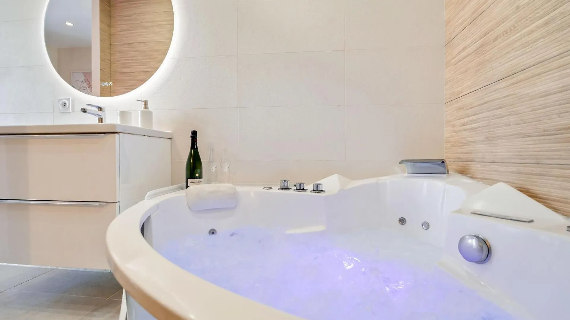 Apartment Nice Renting - Love Room Massena - Luxe Room - Jacuzzi - Terrace - King Bed - Ac