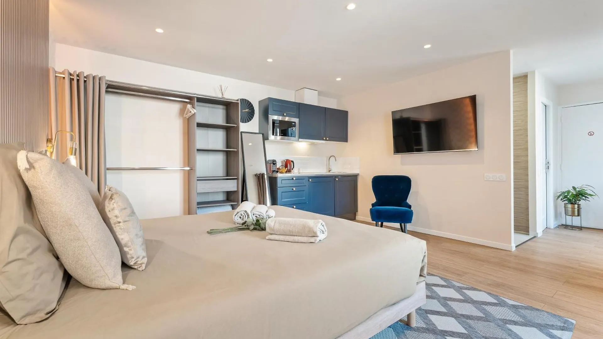 Nice Renting - Honey Moon Massena - Luxe Room - Jaccuzzi - Terrasse - King Bed - AC Appartamento