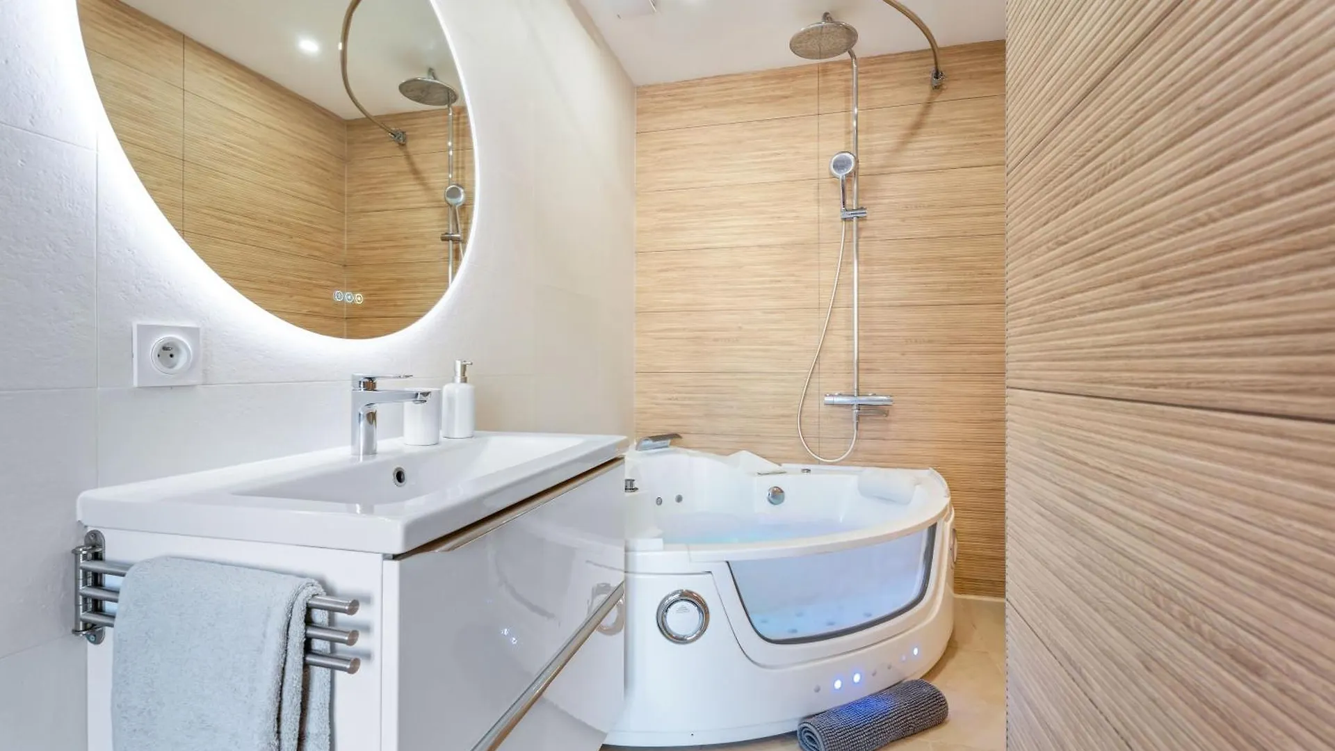 Nice Renting - Love Room Massena - Luxe Room - Jacuzzi - Terrace - King Bed - Ac Apartment